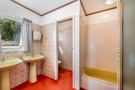 Photo of property in 531 Scenic Drive, Waiatarua, Auckland, 0612