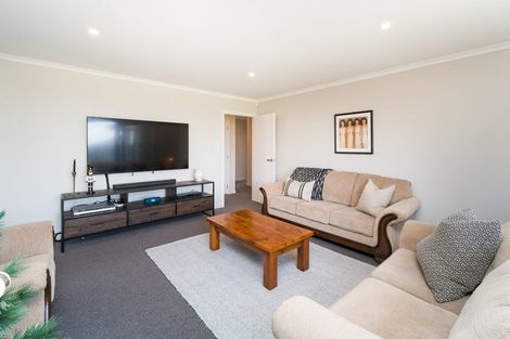 Photo of property in 11 Atlantic Drive, Fitzherbert, Palmerston North, 4410