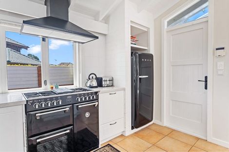 Photo of property in 31 Milford Road, Milford, Auckland, 0620