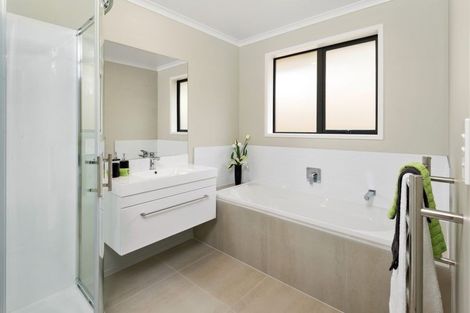 Photo of property in 65 Twin Parks Rise, Papakura, 2110