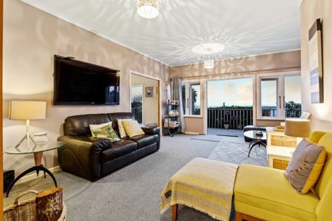 Photo of property in 29 Masterton Road, Rothesay Bay, Auckland, 0630