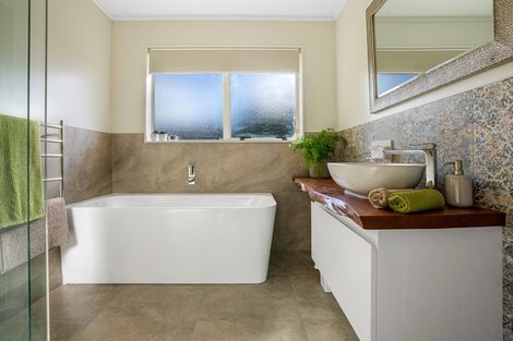 Photo of property in 16 Semillon Avenue, Henderson, Auckland, 0612