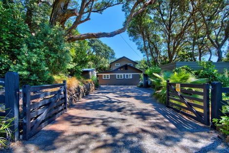 Photo of property in 100 Garden Road, Piha, New Lynn, 0772