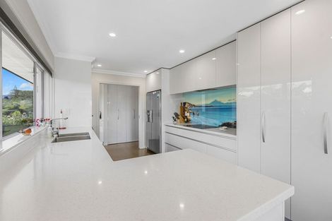 Photo of property in 7a Caledonia Place, Highlands Park, New Plymouth, 4312