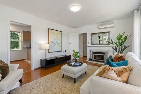 Photo of property in 26 Stewart Drive, Newlands, Wellington, 6037