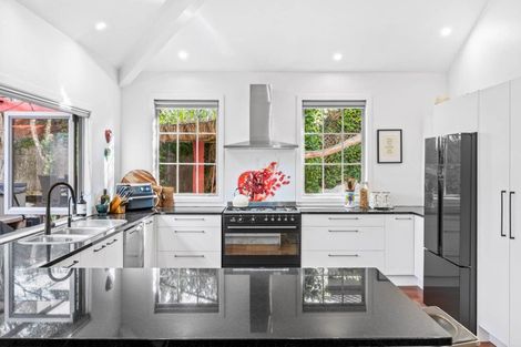 Photo of property in 52 Rising Parade, Fairview Heights, Auckland, 0632