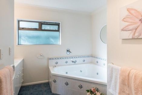 Photo of property in 1 Inverell Place, Waikanae, 5036