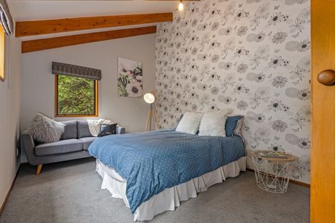 Photo of property in 28 Springdale Grove, Fitzherbert, Palmerston North, 4410