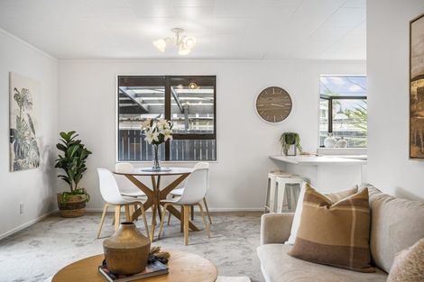 Photo of property in 2/23 Powrie Street, Glenfield, Auckland, 0629