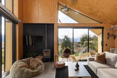 Photo of property in 14 Caithness Court, Jacks Point, Queenstown, 9371