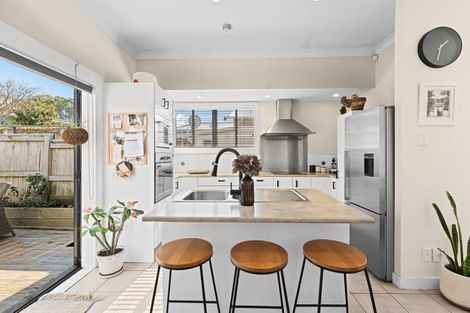 Photo of property in 12 Richmond Street, Fitzroy, New Plymouth, 4312