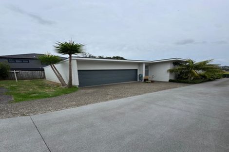 Photo of property in 8a Glenfield Road, Birkenhead, Auckland, 0626