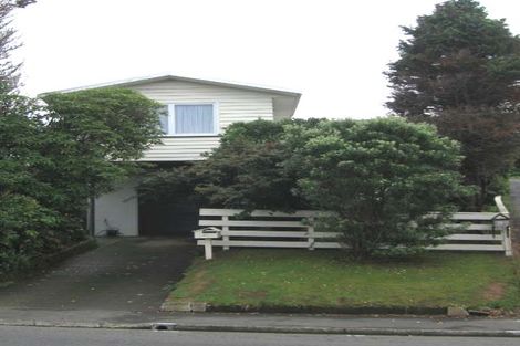 Photo of property in 30 Stewart Drive, Newlands, Wellington, 6037