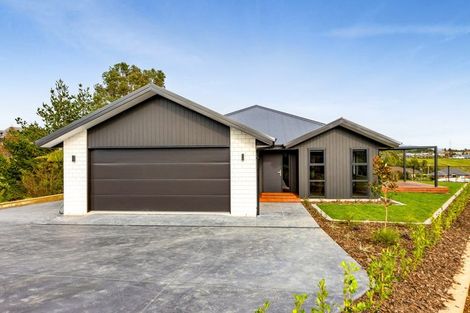 Photo of property in 8 Ponga Place, Highlands Park, New Plymouth, 4312