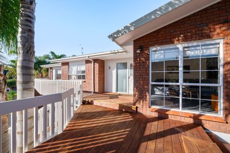 Photo of property in 42 Gilbass Avenue, Hamilton Lake, Hamilton, 3204