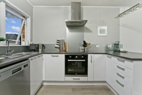 Photo of property in 2/50 Cheval Drive, Totara Vale, Auckland, 0629