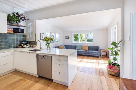 Photo of property in 27 William Bond Street, Stanley Point, Auckland, 0624