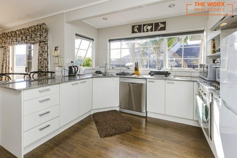 Photo of property in 33 Ribbonwood Crescent, Goodwood Heights, Auckland, 2105