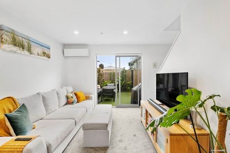 Photo of property in 4/7 Flanshaw Road, Te Atatu South, Auckland, 0610