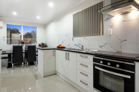 Photo of property in 2/17 Etherton Drive, Weymouth, Auckland, 2103