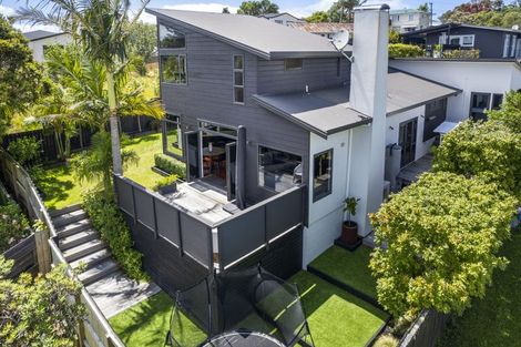 Photo of property in 25a Barron Drive, Green Bay, Auckland, 0604