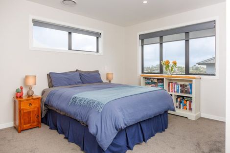 Photo of property in 31 Boeing Way, Newlands, Wellington, 6037