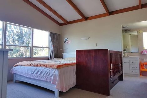Photo of property in 77 Beechdale Crescent, Pakuranga Heights, Auckland, 2010