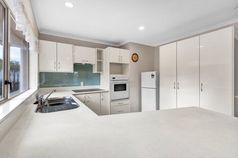 Photo of property in 1/9 Waiwera Place, Merrilands, New Plymouth, 4312