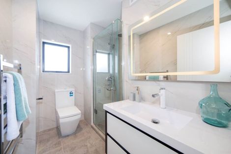 Photo of property in 128 Mcclymonts Road, Oteha, Auckland, 0632