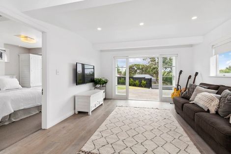 Photo of property in 28 Hanlon Crescent, Narrow Neck, Auckland, 0624