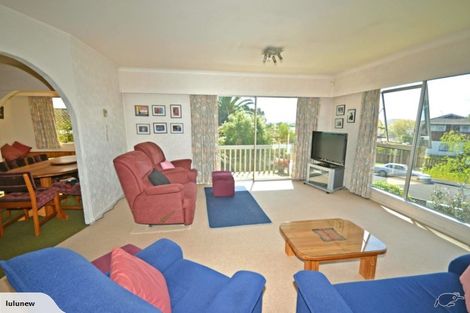 Photo of property in 18 Rosewarne Crescent, Glendene, Auckland, 0602