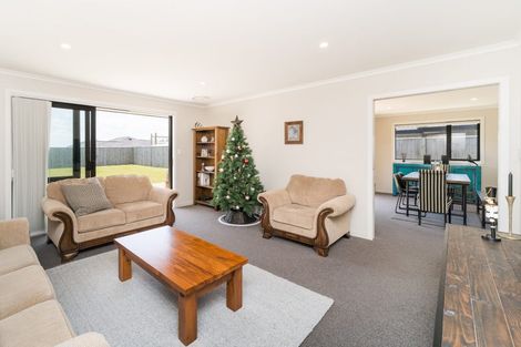 Photo of property in 11 Atlantic Drive, Fitzherbert, Palmerston North, 4410