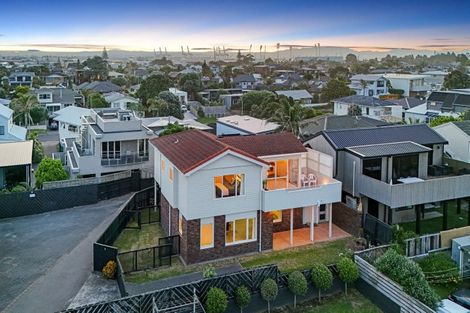 Photo of property in 1/186 Marine Parade, Mount Maunganui, 3116