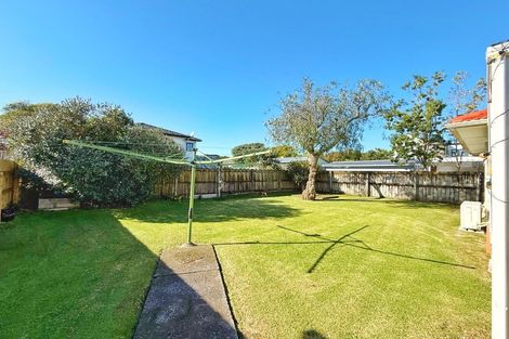 Photo of property in 15 Karamu Street, Te Atatu Peninsula, Auckland, 0610