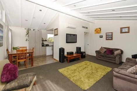 Photo of property in 19 Crompton Road, Massey, Auckland, 0614