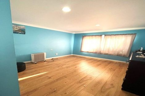 Photo of property in 10 Glenveagh Park Drive, Weymouth, Auckland, 2103