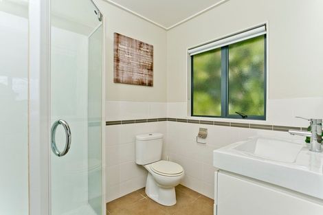 Photo of property in 229a Wairau Road, Totara Vale, Auckland, 0627