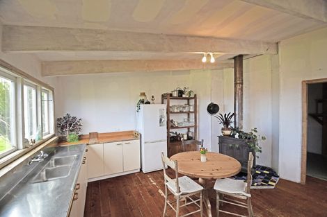 Photo of property in 18 Old School Road, Leigh, 0985