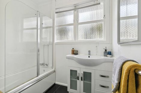 Photo of property in 13 Lomond Street, Newlands, Wellington, 6037