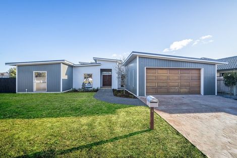 Photo of property in 6 Holcombe Drive, Paraparaumu, 5032