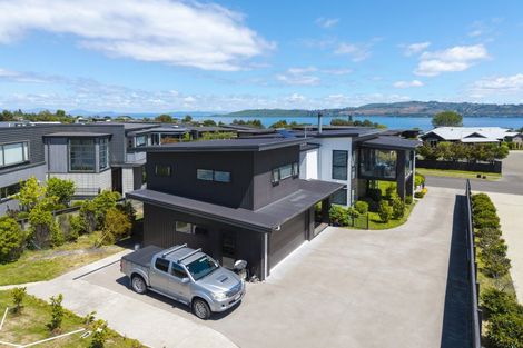 Photo of property in 14 Pukenamu Road, Rainbow Point, Taupo, 3330