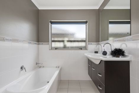 Photo of property in 32 Popata Close, Papamoa Beach, Papamoa, 3118