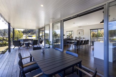 Photo of property in 2 Fantail Heights, Picton, 7220