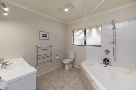 Photo of property in 7 La Lena Grove, Fitzherbert, Palmerston North, 4410