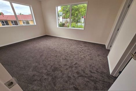 Photo of property in 1c Taupiko Place, Green Bay, Auckland, 0604