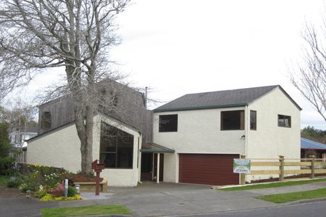 Photo of property in 17 Sequoia Grove, Merrilands, New Plymouth, 4312
