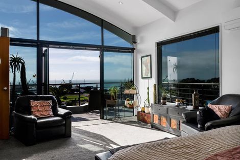 Photo of property in 5 Weston Street, Moturoa, New Plymouth, 4310