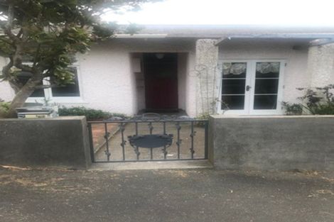Photo of property in 4 Ridge Lane, New Plymouth, 4310