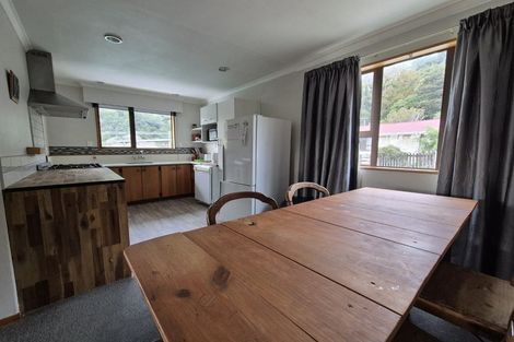 Photo of property in 73 Devon Street, Picton, 7220