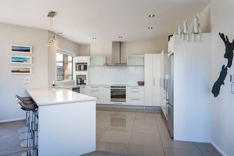 Photo of property in 2 Urquhart Place, Wanaka, 9305